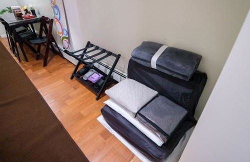 Elegant 2 Bedroom Suite w Modern Amenities - Foto 17