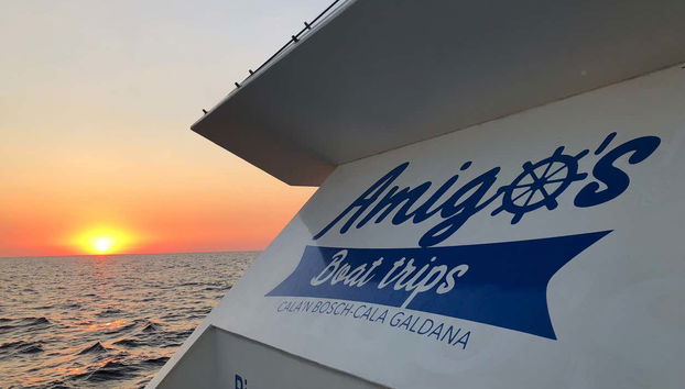 Passeio de barco ao entardecer saindo de Cala’n Bosch - Foto 3, Desfrutando do pôr do sol do barco