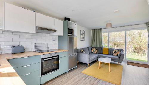 2 BR Beach Woods chalet with parking, 5 mins to beach - Foto 3