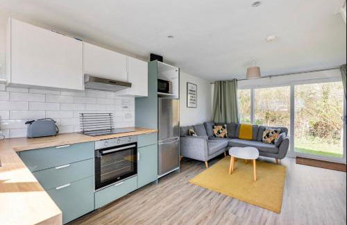 2 BR Beach Woods chalet with parking, 5 mins to beach - Foto 3