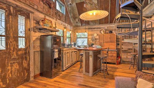 Horse Thief Inn Cabin Retreat with Deck and Hot Tub! - Foto 5