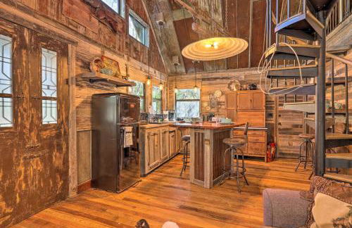 Horse Thief Inn Cabin Retreat with Deck and Hot Tub! - Foto 5