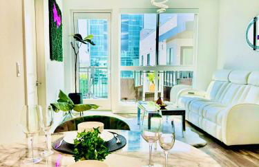 Hollywood Penthouse with Balcony & Pool View - Photo 49