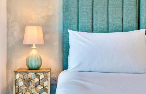 Luxury City Escape - Brand New Stylish 2 Bedroom Apartment with Parking - Foto 8