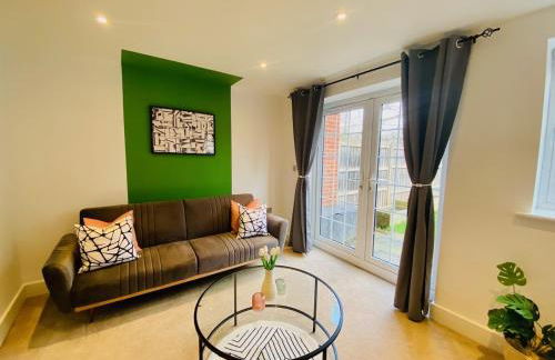 Just £45pppn! Prime Comfort for Contractors with Spacious Parking, Plush Beds, Top-notch Amenities, Flexible Stays & Lightning-Fast Internet - Photo 12