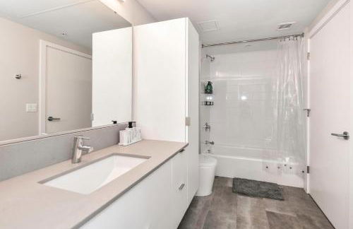 Posh 2BR Retreat Gym, Prkng and Scenic Rooftop - Photo 22