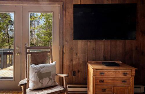 Vibrant Woodland Cabin Sanctuary near Great Cacapon River in West Virginia - Foto 17