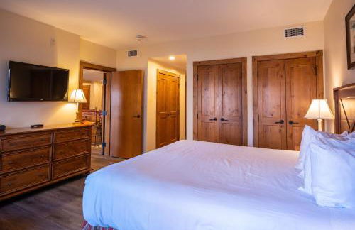 Two Bedroom Condo with a Balcony in Mountaineer Square condo - Foto 22