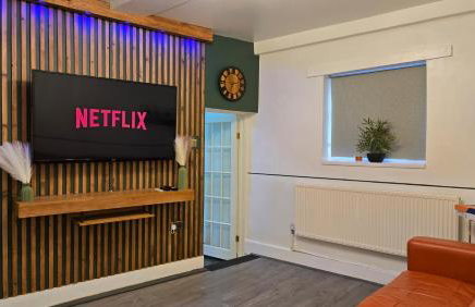 Spacious Entire House with Free Parking Perfect for Relocators Contractors and Long Term Stays - Photo 2