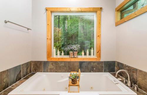 Amazing Creek View Cabin w/ Hot Tub, Firepit & Pool Table - Foto 43