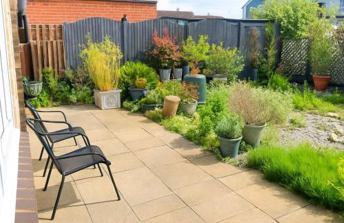 Modern 3 Bedroom Home, Free Parking, Garden, Sleeps 7 - Photo 31