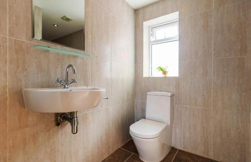 Stunning Bishop Auckland House with 5-bedrooms & 8 Beds Sleeps 12 with Free Parking by PureStay - Foto 56