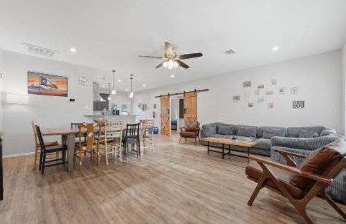 Game Barn, Cowboy Pool, 17ft Movie Screen - sleeps 10 - Photo 12