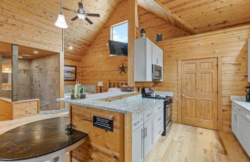 Romantic Cabin w Rain Shower & Spa Tub - Photo 17