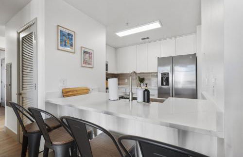 Uptown Luxury - Top Floor King Suite, Free Parking - Foto 6