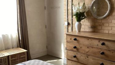 Basils Bolthole - Photo 2