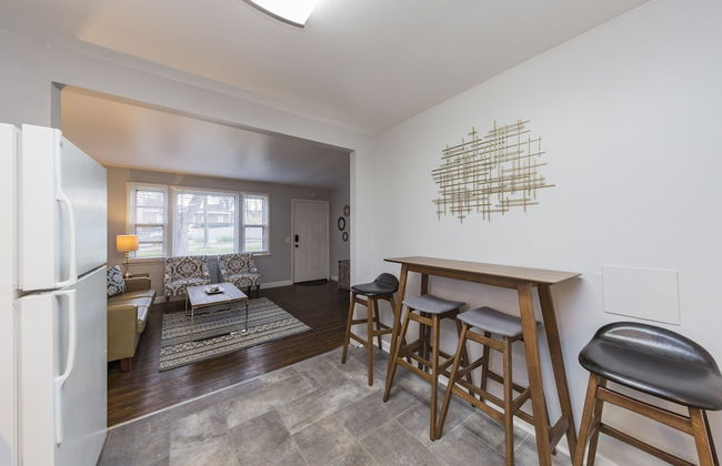 Savor the Homey Vibe at a Chilled Nest Five Min Downtown - Foto 11