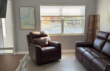 Cheerful 7 Bdrm Home with Private Pool One Block from Beach - Foto 13