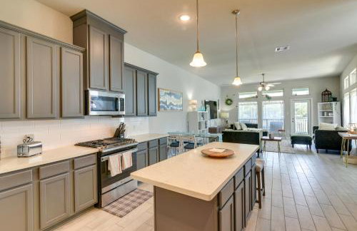 La Porte Home with Balconies Walk to Beach! - Foto 2