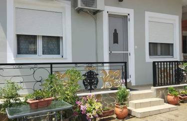 Sady's House - Photo 1