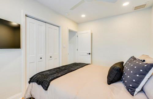 Mid-Century Lakeland Home with Game Room! - Foto 18