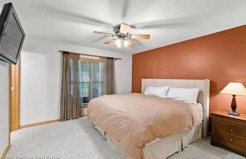 Newer Cottage on the Lake, ample space for boats - Foto 14