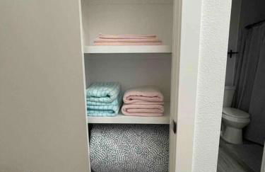 Entire Modern House with King bed & 65inTV - Foto 29