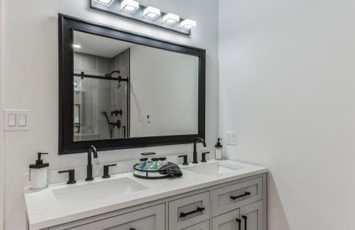 RiverEdge Haven Hot Tub, 5 Beds, Kayaks Near ND - Foto 43