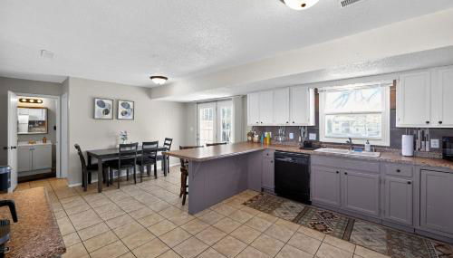 Lux Home, Minutes to Sanford Medical Center & Zoo - Foto 5