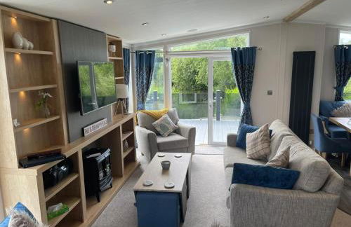 Indulgence Lakeside Lodge i3 with hot tub, private fishing peg situated at Tattershall Lakes Country Park - Foto 5