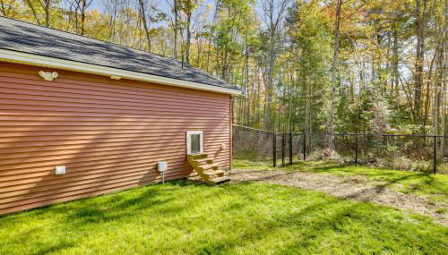 Wooded Retreat with Pet-Friendly Yard in Standish - Foto 3