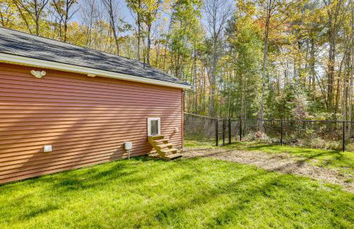 Wooded Retreat with Pet-Friendly Yard in Standish - Foto 3
