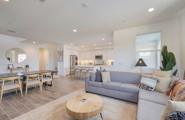 Lakefront w/ Private Pool, Great for Festival Season Lago Luxe by Avantstay - Foto 10