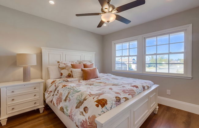 Gorgeous Upgraded 5 Bedroom & 3 Bath Home with pool - Photo 9