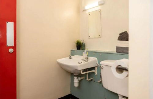 John Lester and Eddie Colman Courts in Salford - Foto 10