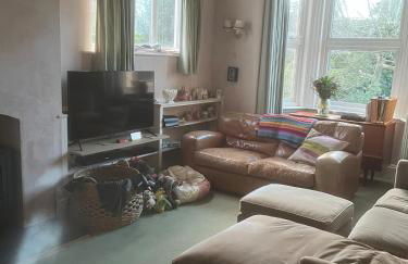 Spacious 4 Bed House Ideal for Races - Photo 11