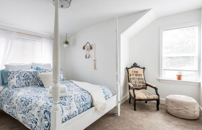 Gorgeous Bungalow With a Backyard Deck - Photo 40