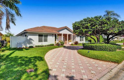 Luxe 4BR Waterfront w Htd Pool 5min to Beach - Foto 117