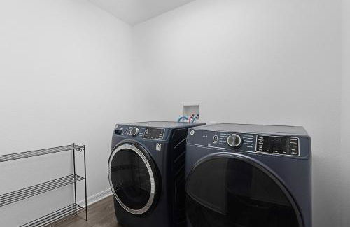 Cozy Family Stay- Queen-Double-Twins Bed- Full Kitchen-Netflix-Golf Cart-WiFi - Photo 49