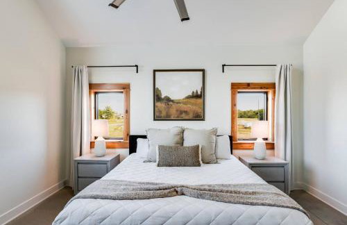 Modern Cabin Near Cheney Lake W Pool and Hot Tub - Foto 12