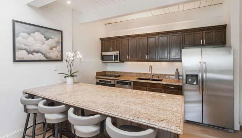 1 Block to Gondola Updated Top-Floor 2BR 2BA - Foto 3