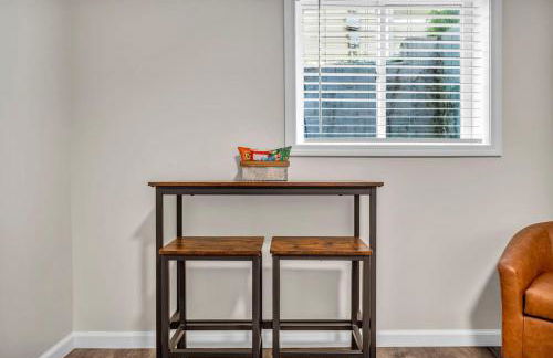 NEW Renovated Near CLE - King Bed, Metropark & Firepit - Foto 14