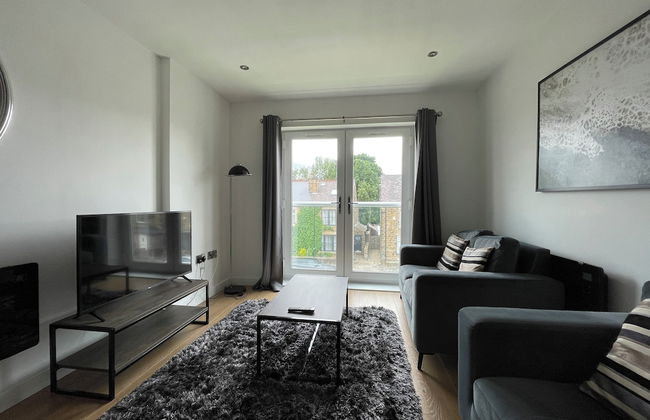 Modern & Comfortable 2BR Apartment - Photo 1