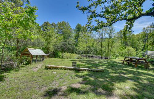 Serene Green Forest Hideaway with Spacious Yard - Foto 25