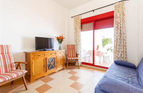 Bonito apartamento en campo de golf con piscina - Photo 10