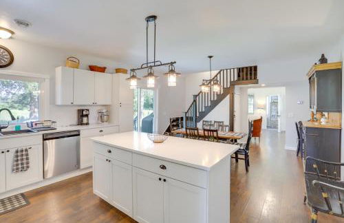 South Haven Farmhouse with Fire Pit, 4 Mi to Beach! - Foto 8