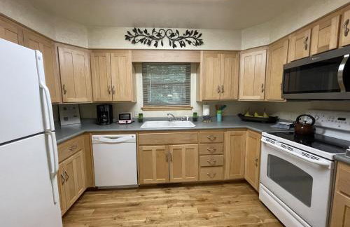 C19, One bedroom luxury, log-sided Couple's Cottage with private hot tub and unique extras cottage - Foto 14