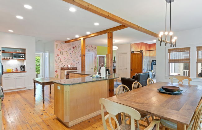 Beautiful Home on a Quiet Lot, Sleeps 14, Treehouse & Game Room! - Foto 11