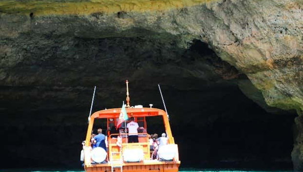 Paseo en barco por las cuevas del Algarve al atardecer - Foto 2, Recorriendo las cuevas del Algarve