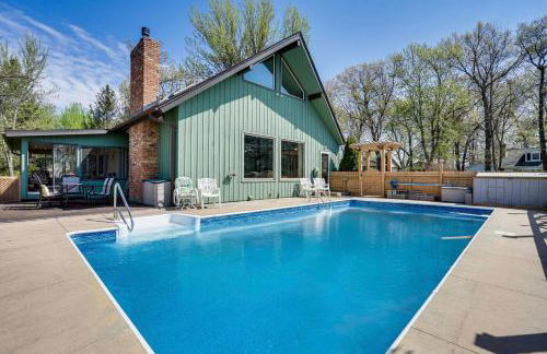 Love Lake Retreat with Hot Tub in New Richmond! - Foto 1
